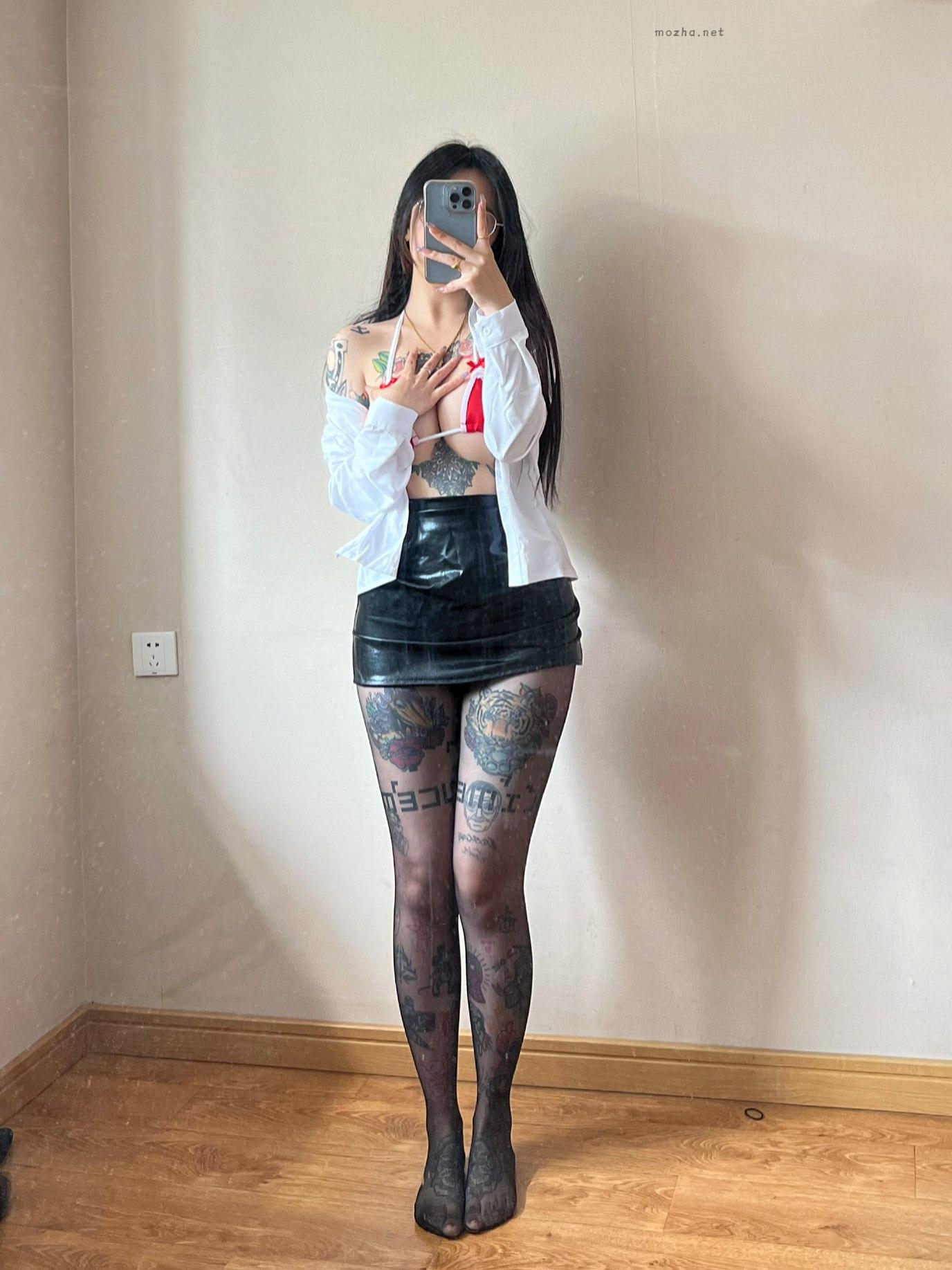 卡通百科老王 – 三角杯内衣＋皮裙黑丝【30P】